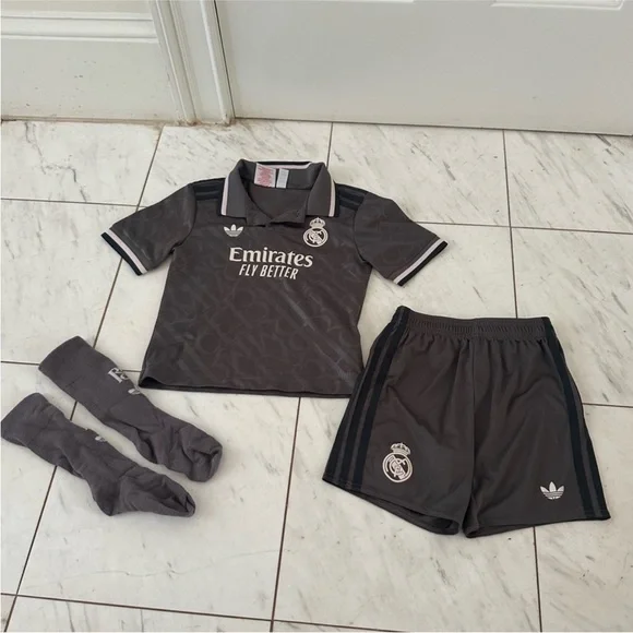 Adidas Kids Gray and White Soccer Set, Size 6 - Picture 2 of 14
